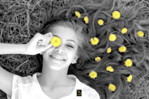 Lycéenne choisissant sa fleur d'orientation