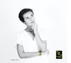 fille s'interroge sur son orientation scolaire