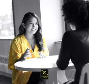 lycéenne parle avec une conseillère en orientation scolaire