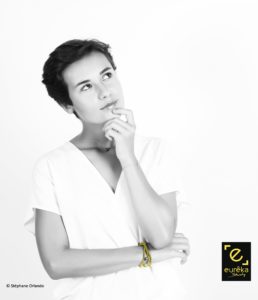 Lycéenne qui s'interroge sur ses choix de spécialités du bac