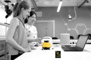 étudiantes en labo d'ingénieur