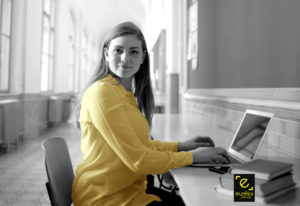 lycéen à son bureau en train de faire un bilan d'orientation