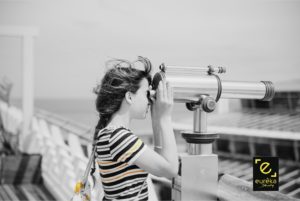 fille à la longue vue regarde l'avenir Eurêka Study