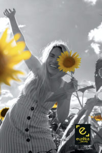 lycéenne dans un champ de tournesols heureuse de ses choix d'orientation Eurêka Study