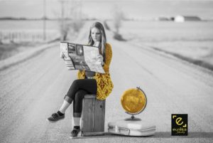étudiante et globe _ étudier à l'étranger