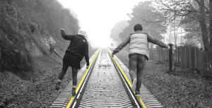 jeunes sur rail cheminer dans son orientation