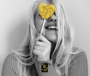 fille avec un coeur faire un métier qu'on aime