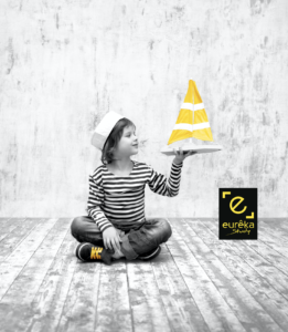 enfant qui oriente un bateau symbole de choix scolaire eureka study conseil mesnil le roi 78