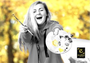 Lycéen qui dessine son avenir grâce aux conseils d'orientation d'Eurêka Study