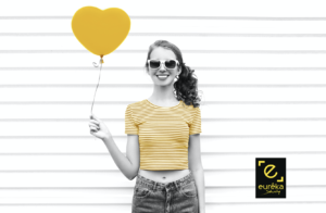 lycéenne qui tient un ballon en forme de coeur symbol de trouve son orientation