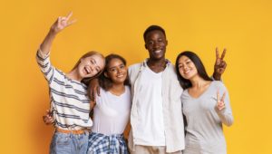 jeunes lycéens ayant trouvé leur orientation V de victoire grâce à un coaching