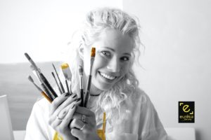 Lycéenne dessinant son avenir avec coach orientation scolaire lyon