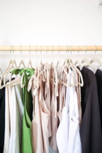 assortiments de vêtement merchandiser