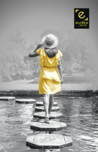 Jeune chemin de l'orientation scolaire avec des jalons_coaching
