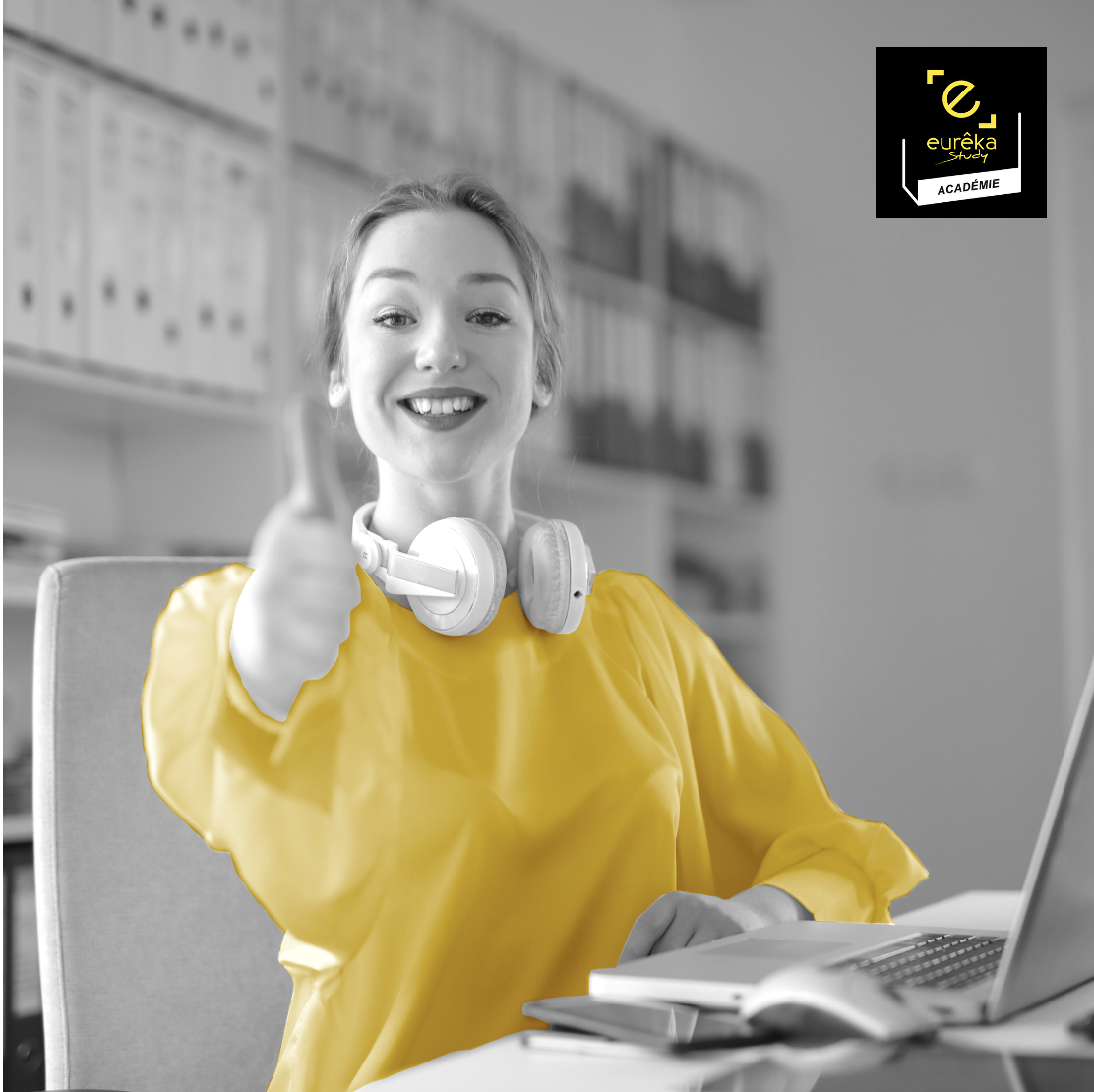 Femme coach en train de suivre la formation à distance sur un bilan d'orientation devant son ordinateur