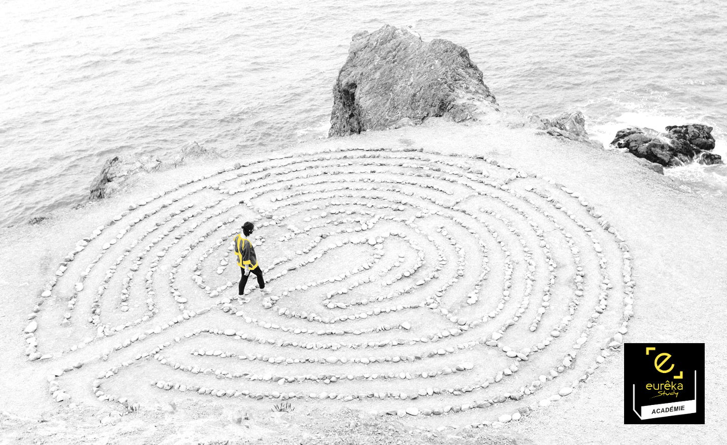 Labyrinthe sur une plage avec un coach en orientation d'ACADÉMIE eurêka Study