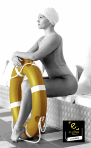 femme avec bouée jaune pour se lancer à l'eau dans sa réorientation professionnelle avec le secours de l'académie Eurêka study
