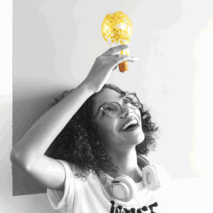 lycéenne avec une ampoule pour symboliser l'idée trouvée de son orientation 