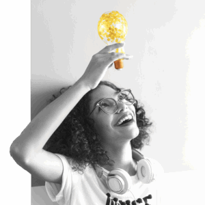 lycéenne avec une ampoule symbolisant le fait qu'elle a l'idée de son orientation eurêka elle a trouvé