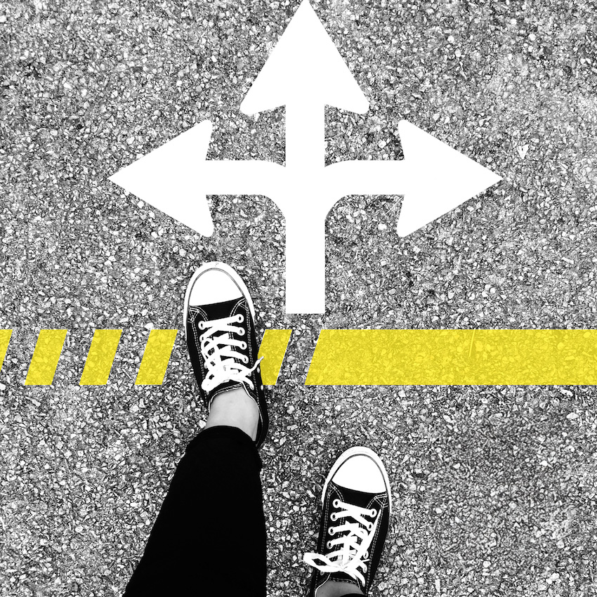 oeuf jaune tenu par une main symbole du projet professionnel qui doit éclore