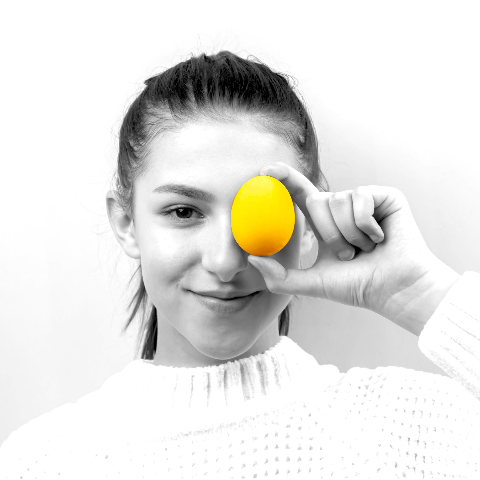 oeuf jaune tenu par une main symbole du projet professionnel qui doit éclore