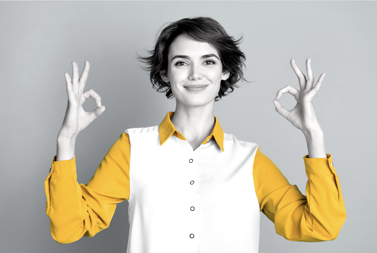 femme coach d'orientation faisant le signe parfait car se professionnalisant avec eurêka study pro