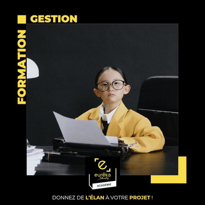 enfant en costume jaune à un bureau travaillant en gestion pour symboliser une formation sur les études de management. Un logo académie eurêka study est aussi mis