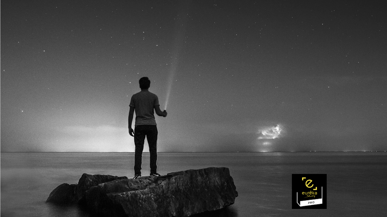 silhouette devant une nuit étoilée donnant le sentiment d'un champ infini de possibles et  qui apprend à s'orienter